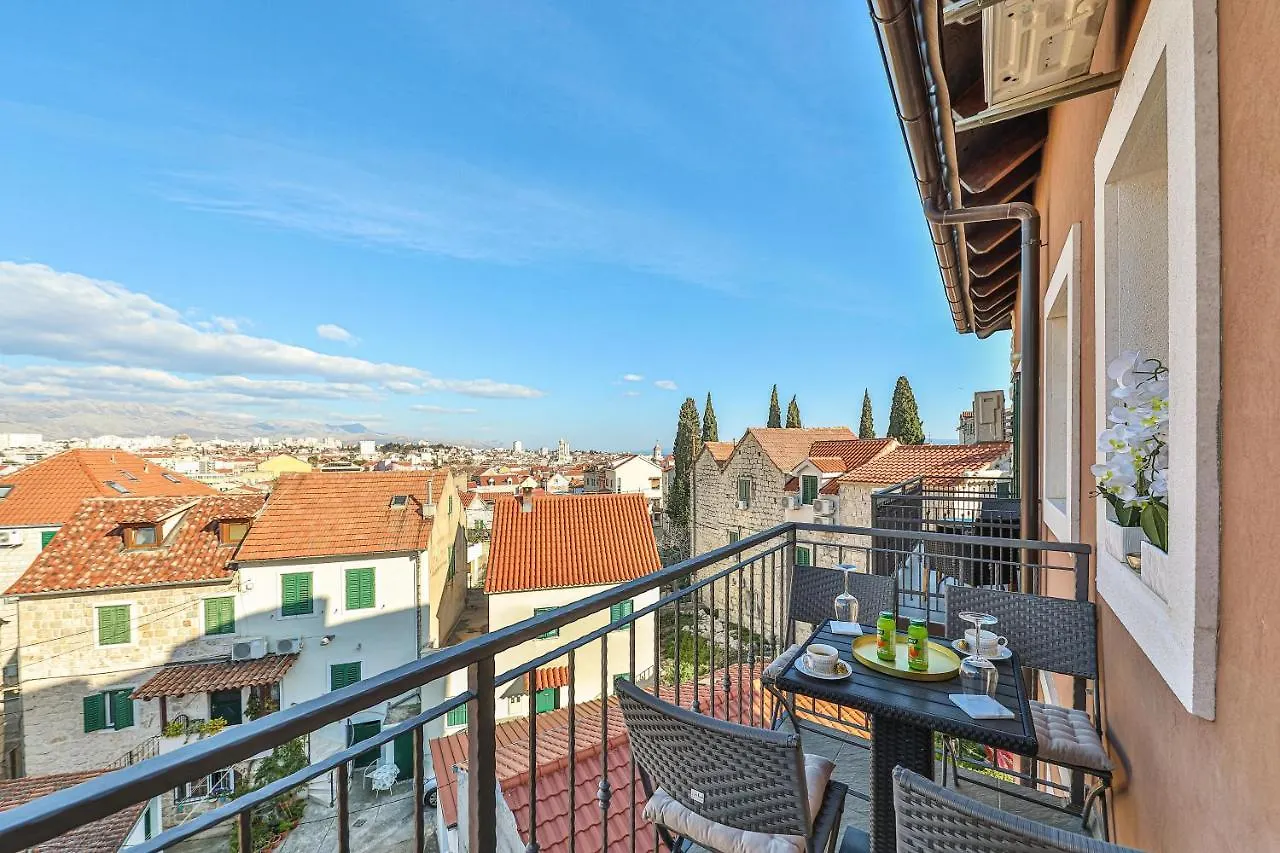 Elegant Art Deco Home With Balcony Split Apartment